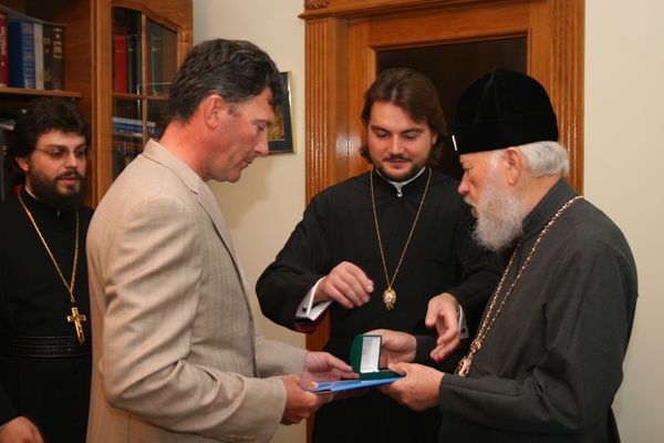 Святейший Патриарх Филарет вручает Орден святого равноаостольного князя Владимира бизнесмену Геннадию Выходцеву